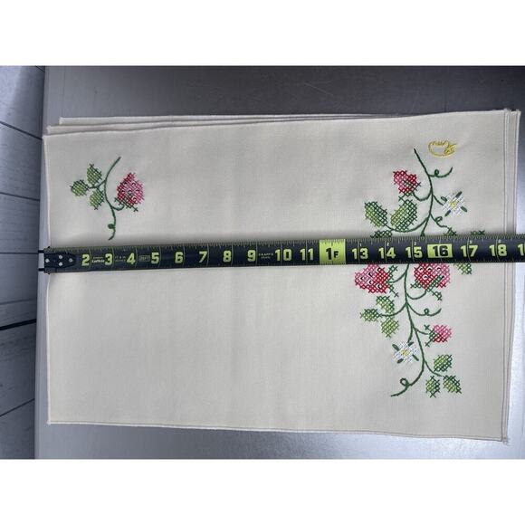 Vintage Cream Place Mats Strawberries Set of 4 Cross Stitch & 3 Napkins - Picture 6 of 8